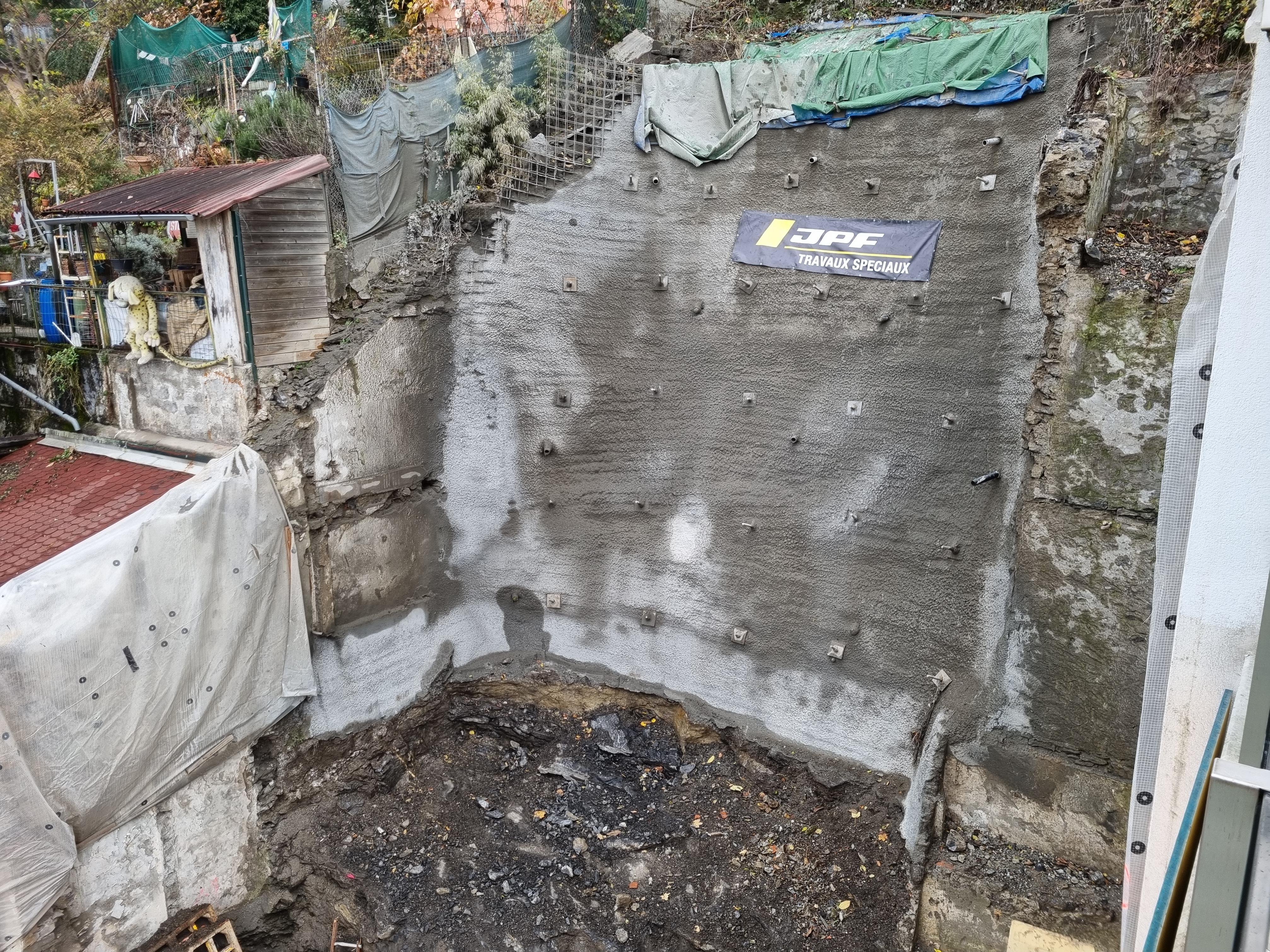 Confortement en urgence: paroi clouée - travaux acrobatiques